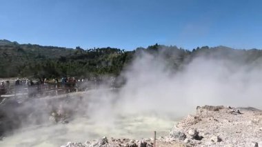 Sikidang Krateri 'nde (kawah sikidang) halk tatili, Wonosobo' nun en ünlü turizm merkezlerinden biri..
