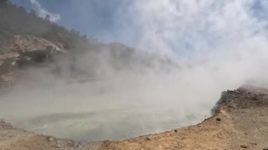Sikidang Krateri 'nde (kawah sikidang) halk tatili, Wonosobo' nun en ünlü turizm merkezlerinden biri..