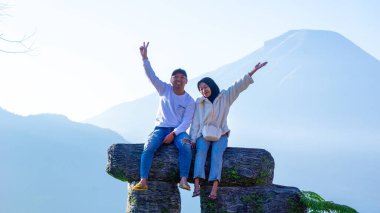 İnsanlar Wonosobo 'nun ünlü turizm merkezlerinden biri olan Taman Langit Dieng' de tatil yapıyorlar..