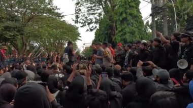 Öğrenciler, hanedan siyasetini ve seçim yasasındaki değişiklikleri reddettiklerini gösteren işaretler taşıyarak gösteri yapıyorlar..