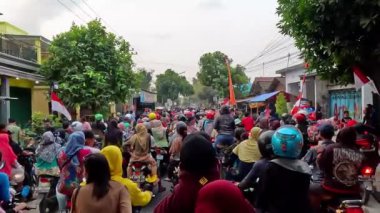 Öğleden sonra trafik sıkışıklığında araçlar