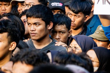 Öğrenciler, hanedan siyasetini ve seçim yasasındaki değişiklikleri reddettiklerini gösteren işaretler taşıyarak gösteri yapıyorlar..