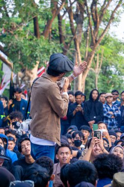 Öğrenciler, hanedan siyasetini ve seçim yasasındaki değişiklikleri reddettiklerini gösteren işaretler taşıyarak gösteri yapıyorlar..