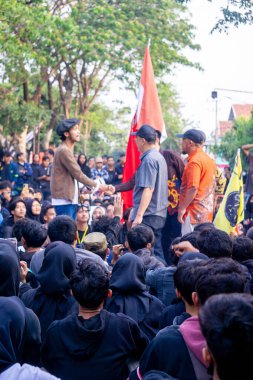 Öğrenciler, hanedan siyasetini ve seçim yasasındaki değişiklikleri reddettiklerini gösteren işaretler taşıyarak gösteri yapıyorlar..