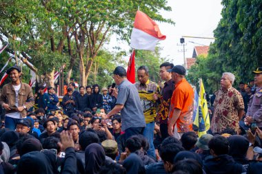 Öğrenciler, hanedan siyasetini ve seçim yasasındaki değişiklikleri reddettiklerini gösteren işaretler taşıyarak gösteri yapıyorlar..