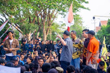 Öğrenciler, hanedan siyasetini ve seçim yasasındaki değişiklikleri reddettiklerini gösteren işaretler taşıyarak gösteri yapıyorlar..