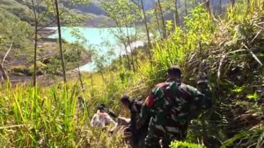 Bazı insanlar Kelud Dağı, Doğu Java, Endonezya 'daki kratere yürüyorlar.