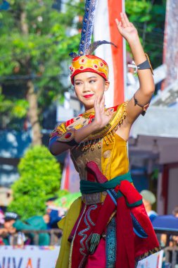 Dayak Ngaju 3. BEN Karnavalı 'nda Central Kalimantan' dan dans ediyor. Bu dansta bol miktarda hasat için şükranlarımızı sunacağız..