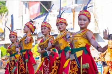Dayak Ngaju 3. BEN Karnavalı 'nda Central Kalimantan' dan dans ediyor. Bu dansta bol miktarda hasat için şükranlarımızı sunacağız..