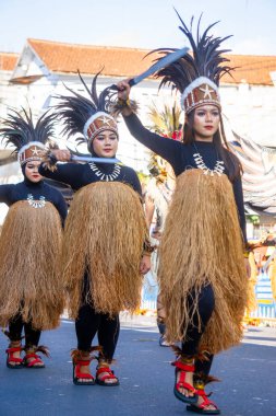 3. BEN Karnavalı 'nda Batı Papua' dan Salawaku dansı. Bu dans düzinelerce erkek ve kadın dansçı tarafından gerçekleştirilir..