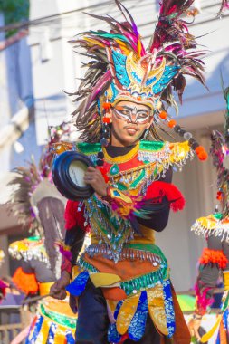 3. BEN Karnavalı 'nda Central Java' dan Topeng Ireng dansı. Bu dans, Hollandalı sömürgecilere karşı savaşan kamuflajlı bir grup cesur askeri tasvir ediyor.