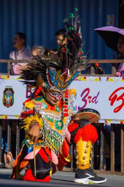 3. BEN Karnavalı 'nda Central Java' dan Topeng Ireng dansı. Bu dans, Hollandalı sömürgecilere karşı savaşan kamuflajlı bir grup cesur askeri tasvir ediyor.