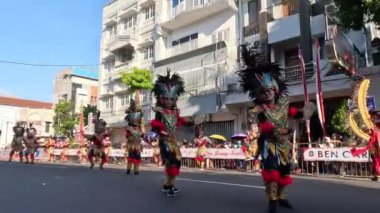 3. BEN Karnavalı 'nda Central Java' dan Topeng Ireng dansı. Bu dans, Hollandalı sömürgecilere karşı savaşan kamuflajlı bir grup cesur askeri tasvir ediyor.