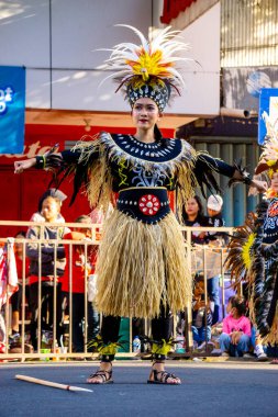3. BEN Karnavalı 'nda Papua' dan Bakar batu (taş yakma) dansı. Bu gelenek birlikte yemek yapmayı içeriyor. Şükran, mezuniyet vesaire vesaire vesaire için.