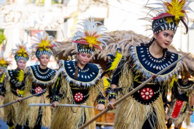 3. BEN Karnavalı 'nda Papua' dan Bakar batu (taş yakma) dansı. Bu gelenek birlikte yemek yapmayı içeriyor. Şükran, mezuniyet vesaire vesaire vesaire için.