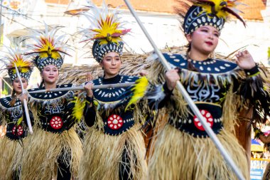 3. BEN Karnavalı 'nda Papua' dan Bakar batu (taş yakma) dansı. Bu gelenek birlikte yemek yapmayı içeriyor. Şükran, mezuniyet vesaire vesaire vesaire için.