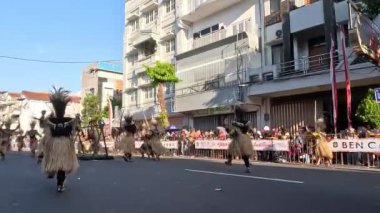 3. BEN Karnavalı 'nda Papua' dan Bakar batu (taş yakma) dansı. Bu gelenek birlikte yemek yapmayı içeriyor. Şükran, mezuniyet vesaire vesaire vesaire için.