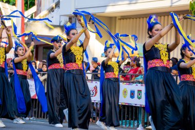 3. BEN Karnavalı 'nda Central Java' dan balo dansı. Balo-balo kelimesi Bolo-Bolo kelimesinden gelir, yani arkadaş anlamına gelir..