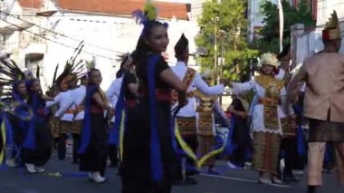 3. BEN Karnavalı 'nda Central Java' dan balo dansı. Balo-balo kelimesi Bolo-Bolo kelimesinden gelir, yani arkadaş anlamına gelir..