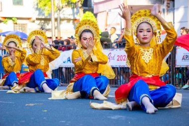 3. BEN Karnavalı 'nda Riau' dan Batin kemuning dansı. Bu dans geleneksel konuklar ve onur konukları için eğlence ve saygı amacıyla..