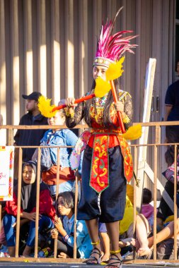 3. BEN Karnavalı 'nda Orta Kalimantan' dan Giring (Gintur) dansı. Bu dans, dans için çubukları araç olarak kullanarak neşeyi ifade eder..