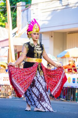 3. BEN Karnavalı 'nda Merkez Kalimantan' dan Golek ayun-ayun dansı. Bu dans misafirleri karşılamak için yapılır ve genellikle 6 dansçı tarafından dans edilir.