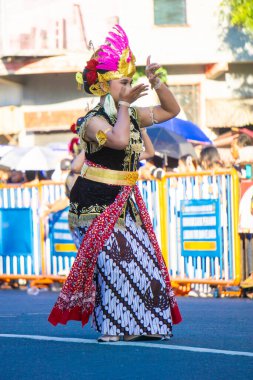3. BEN Karnavalı 'nda Merkez Kalimantan' dan Golek ayun-ayun dansı. Bu dans misafirleri karşılamak için yapılır ve genellikle 6 dansçı tarafından dans edilir.