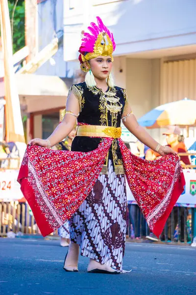 3. BEN Karnavalı 'nda Merkez Kalimantan' dan Golek ayun-ayun dansı. Bu dans misafirleri karşılamak için yapılır ve genellikle 6 dansçı tarafından dans edilir.