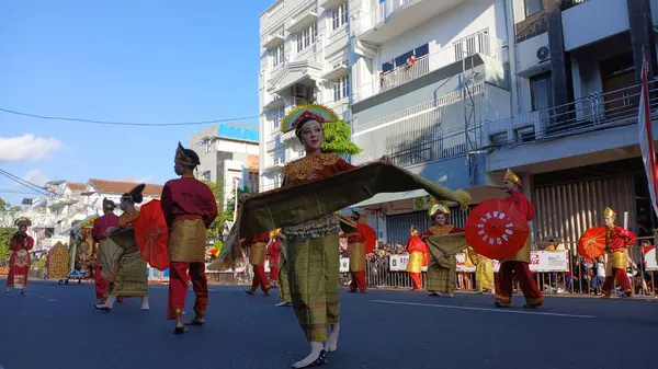 stock image Payung (umbrella) dance from west sumatera on the 3rd BEN Carnival. This dance is entertaining and is performed by an even number of people.