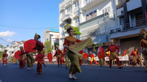 stock image Payung (umbrella) dance from west sumatera on the 3rd BEN Carnival. This dance is entertaining and is performed by an even number of people.