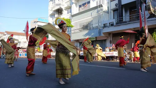 stock image Payung (umbrella) dance from west sumatera on the 3rd BEN Carnival. This dance is entertaining and is performed by an even number of people.