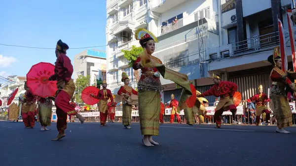 stock image Payung (umbrella) dance from west sumatera on the 3rd BEN Carnival. This dance is entertaining and is performed by an even number of people.