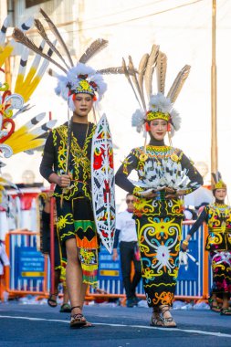 Lalatip ya da Magunatip 3. BEN Karnavalı 'nda Kuzey Kalimantan' dan. Latitip ayrıca atlama ve savaştaki engelleri aşma becerilerini de eğitiyor.