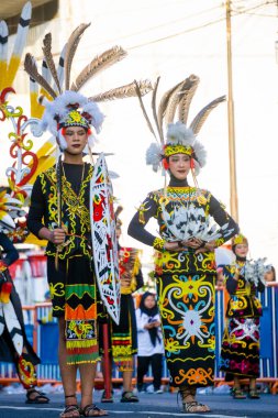 Lalatip ya da Magunatip 3. BEN Karnavalı 'nda Kuzey Kalimantan' dan. Latitip ayrıca atlama ve savaştaki engelleri aşma becerilerini de eğitiyor.