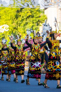 Lalatip ya da Magunatip 3. BEN Karnavalı 'nda Kuzey Kalimantan' dan. Latitip ayrıca atlama ve savaştaki engelleri aşma becerilerini de eğitiyor.