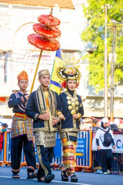 3. BEN Karnavalı 'nda Güneydoğu Sulawesi' den geleneksel kostüm dansı. 