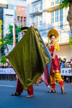 3. BEN Karnavalı 'nda Güney Sulawesi' den Lipa Sabbe dansı. Lipa Sabbe dansı geleneksel düğün törenlerinde kullanılır.