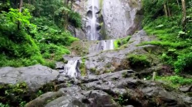 Dolo şelalesinde akan temiz suyun güzel manzarası