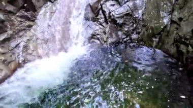 Dolo şelalesinde akan temiz suyun güzel manzarası