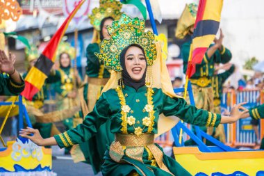 3. BEN Karnavalı 'nda Riau' dan Baganduang tekne dansı. Bu dans, Prenses Untuang ve muhafızları arasındaki yasak aşkın hikayesini anlatıyor..