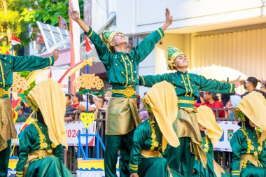 3. BEN Karnavalı 'nda Riau' dan Baganduang tekne dansı. Bu dans, Prenses Untuang ve muhafızları arasındaki yasak aşkın hikayesini anlatıyor..