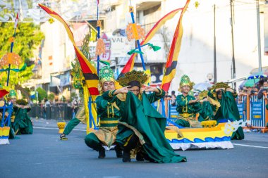 3. BEN Karnavalı 'nda Riau' dan Baganduang tekne dansı. Bu dans, Prenses Untuang ve muhafızları arasındaki yasak aşkın hikayesini anlatıyor..
