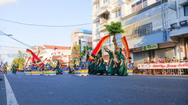 3. BEN Karnavalı 'nda Riau' dan Baganduang tekne dansı. Bu dans, Prenses Untuang ve muhafızları arasındaki yasak aşkın hikayesini anlatıyor..