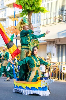 3. BEN Karnavalı 'nda Riau' dan Baganduang tekne dansı. Bu dans, Prenses Untuang ve muhafızları arasındaki yasak aşkın hikayesini anlatıyor..