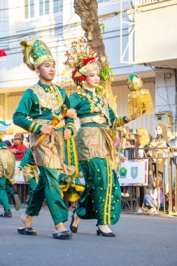 3. BEN Karnavalı 'nda Riau' dan gelinlik. 