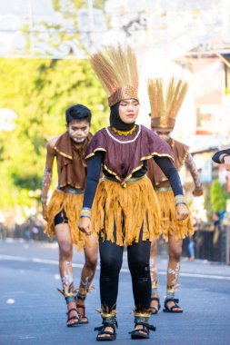 3. BEN Karnavalı 'nda Güneybatı Papua' dan Sajojo dansı. Bu dans genellikle geleneksel, kültürel etkinlikler ve eğlence gibi çeşitli etkinliklerde düzenlenir.