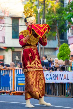 Sekapur Sirih Jambi 'den 3. BEN Karnavalı' nda dans ediyor. Bu dans misafirleri karşılamak için yapılan geleneksel danslardan biridir..