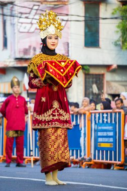 Sekapur Sirih Jambi 'den 3. BEN Karnavalı' nda dans ediyor. Bu dans misafirleri karşılamak için yapılan geleneksel danslardan biridir..
