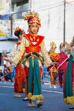 Sekapur Sirih Jambi 'den 3. BEN Karnavalı' nda dans ediyor. Bu dans misafirleri karşılamak için yapılan geleneksel danslardan biridir..