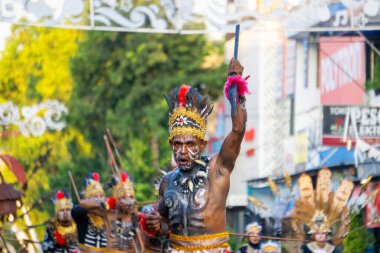 Güney Papua 'dan Soanggi (Suanggi) dansı. Bu dans, kötü ruh tarafından saldırıya uğradıktan sonra karısı ölen bir adamın hikayesini anlatıyor. Adı Anggi-anggi, Soanggi.
